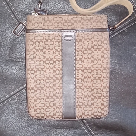Coach Handbags - COACH Signature Crossbody EUC